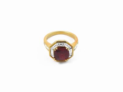 Anello in Oro Giallo con Diamanti e Rubino