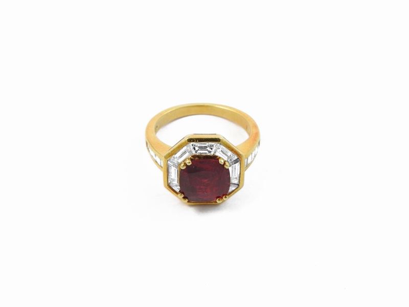Anello in Oro Giallo con Diamanti e Rubino