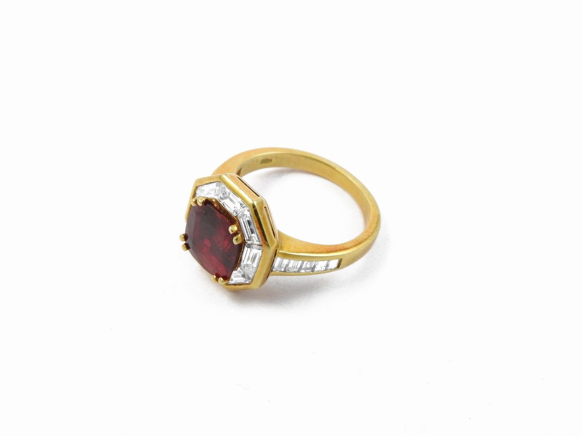 Anello in Oro Giallo con Diamanti e Rubino