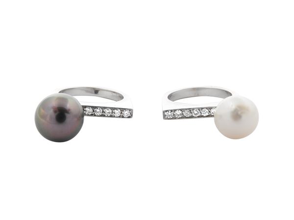 Due anelli in oro bianco con diamanti, perla bianca e perla nera