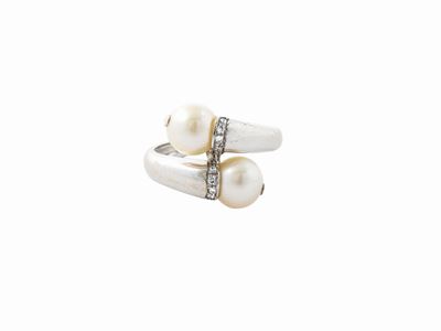 Anello Contrarié in Oro Bianco con Diamanti e Perle Coltivate