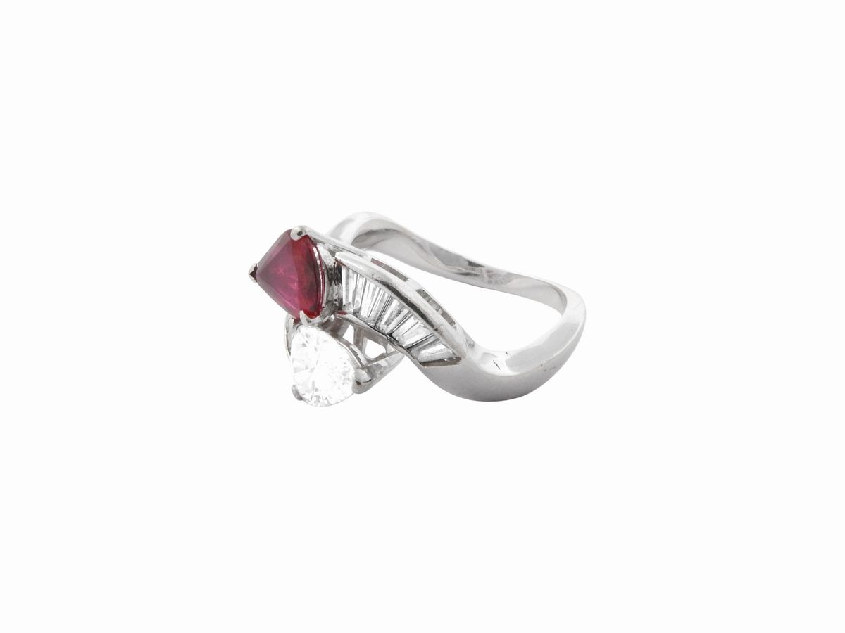 Anello Contrarié in Oro Bianco con Diamanti e Rubino