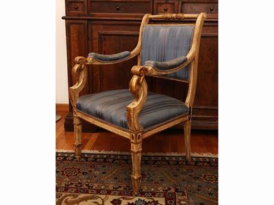 Coppia di Poltroncine in Legno Laccato Color Avorio e Lumeggiato in Oro