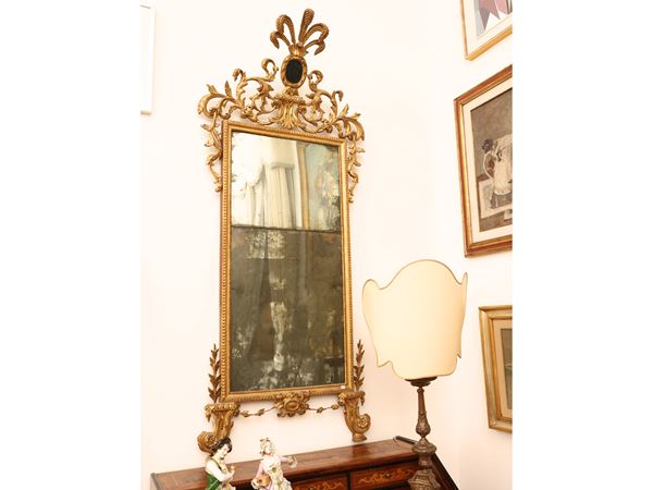 Mirror with carved and gilded wooden frame, part of a pair