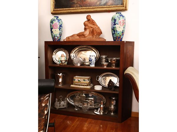 Low open bookcase in walnut, part of a pair  (beginning of the 20th century)  - Auction A florentine house. Between tradition and modernity Collection, paintings and furnishing - III - - Maison Bibelot - Casa d'Aste Firenze - Milano