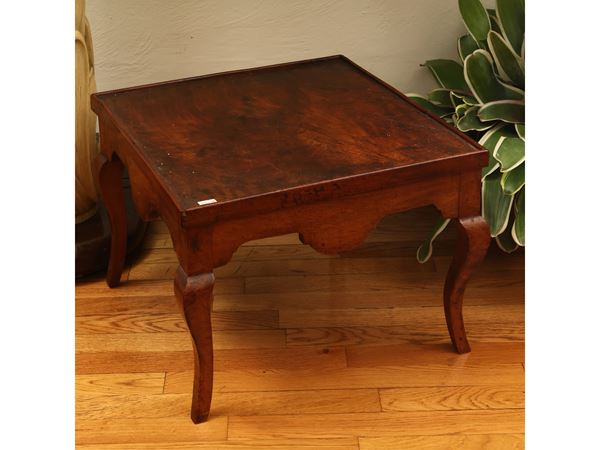 Low side table in walnut  (end of the 19th century)  - Auction A florentine house. Between tradition and modernity Collection, paintings and furnishing - III - - Maison Bibelot - Casa d'Aste Firenze - Milano