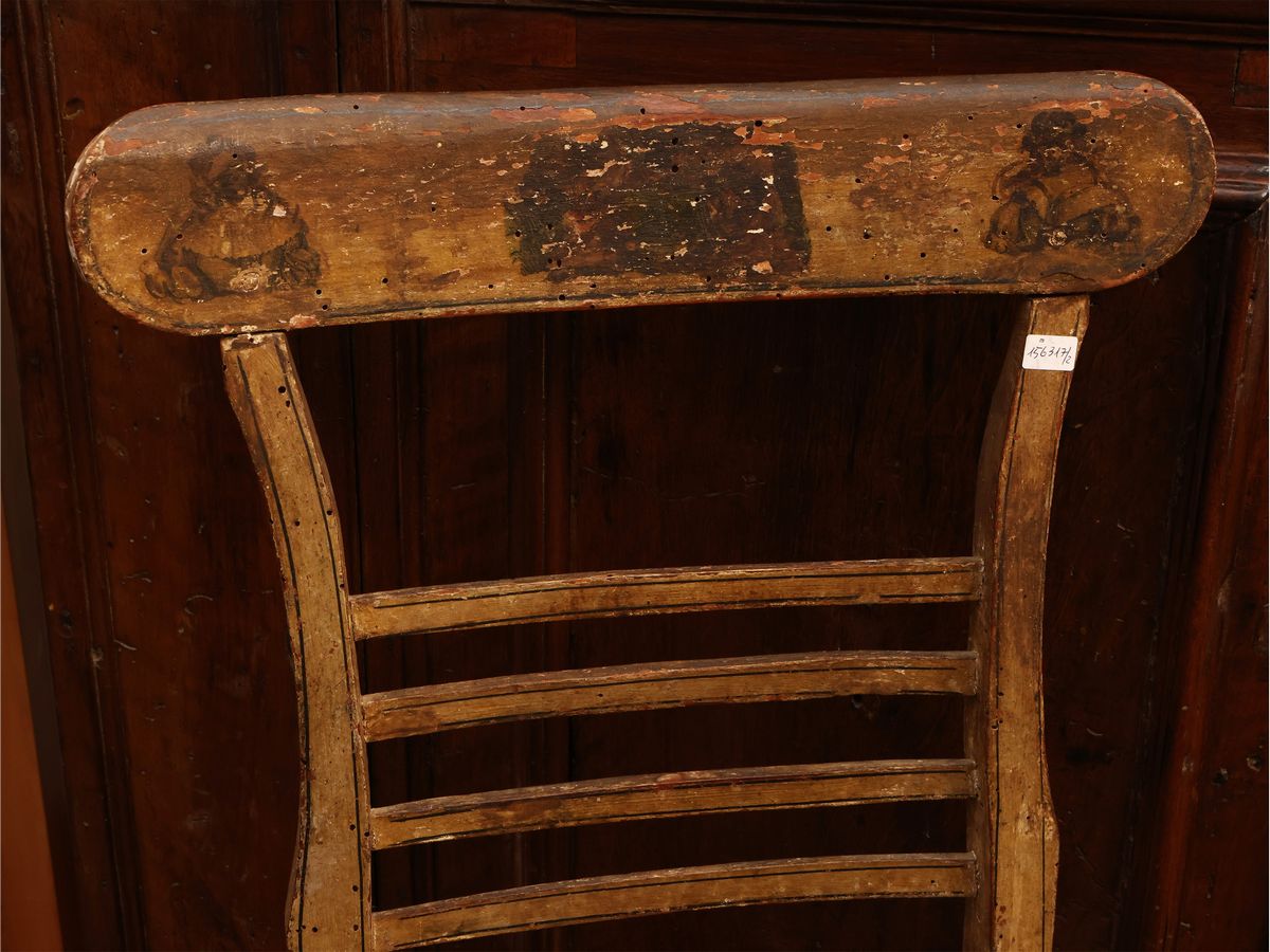 Coppia di Sedie Laccate e Decorate Ad Arte Povera