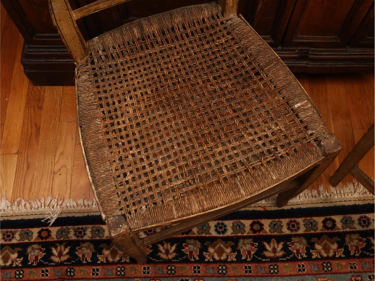 Coppia di Sedie Laccate e Decorate Ad Arte Povera