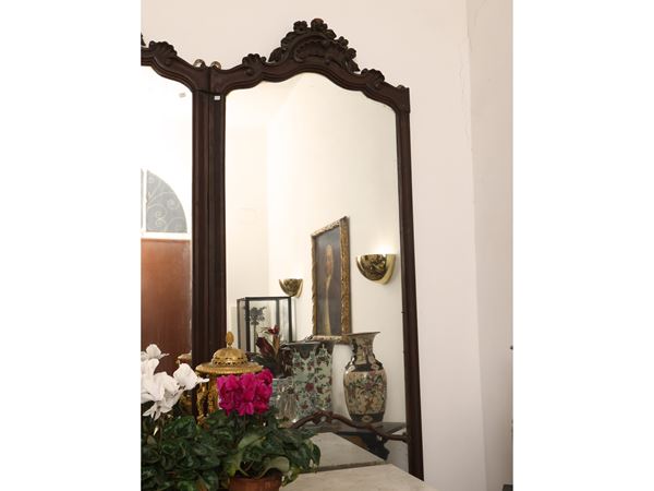High mirror at the back of the room with soft wood frame