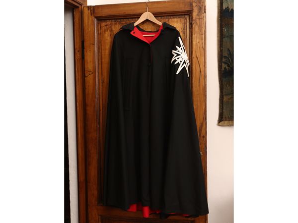 Ceremonial cloak, Order of the Knights of Malta  - Auction A florentine house. Between tradition and modernity Collection, paintings and furnishing - III - - Maison Bibelot - Casa d'Aste Firenze - Milano