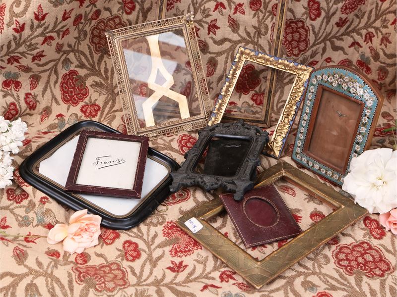 Assortimento di Nove Piccole Cornici D'epoca