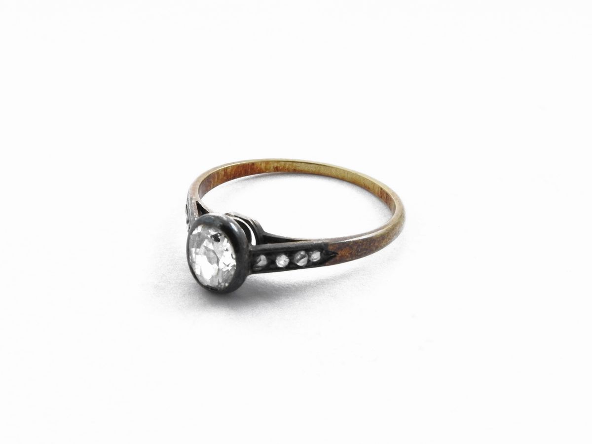 Anello Solitario in Oro Giallo e Argento con Diamante