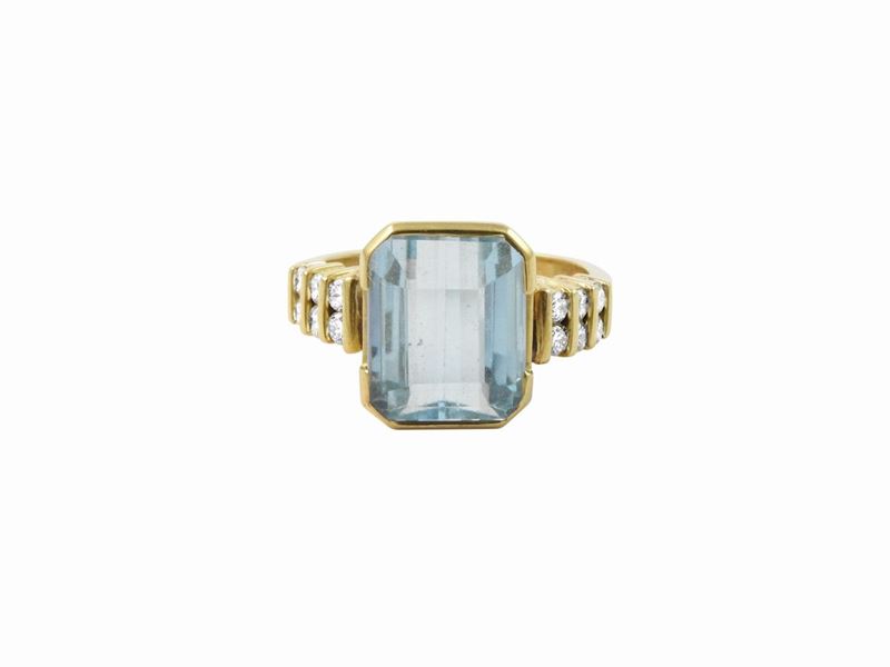 Anello in Oro Giallo con Diamanti e Acqumarina