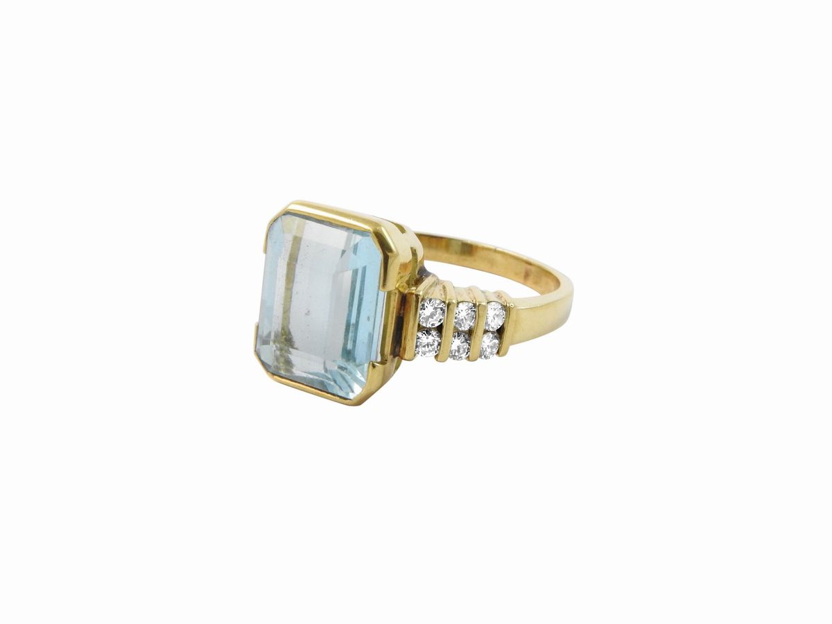 Anello in Oro Giallo con Diamanti e Acqumarina