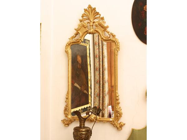 Coppia di specchiere con cornici in legno intagliato e dorato
