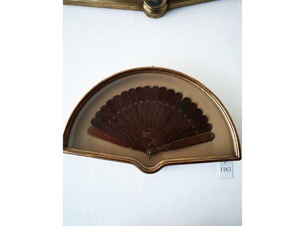 Lacquer fan, Persia, 19th/20th century  - Auction A florentine house. Between tradition and modernity Collection, paintings and furnishing - III - - Maison Bibelot - Casa d'Aste Firenze - Milano