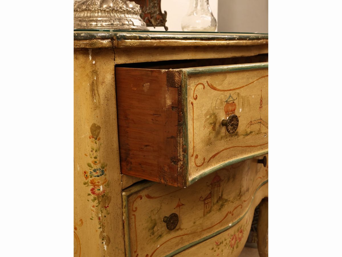 Coppia di Piccoli Cassettoni in Legno Laccato Color Crema