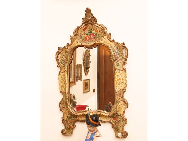 Mirror in cream-colored lacquered wood
