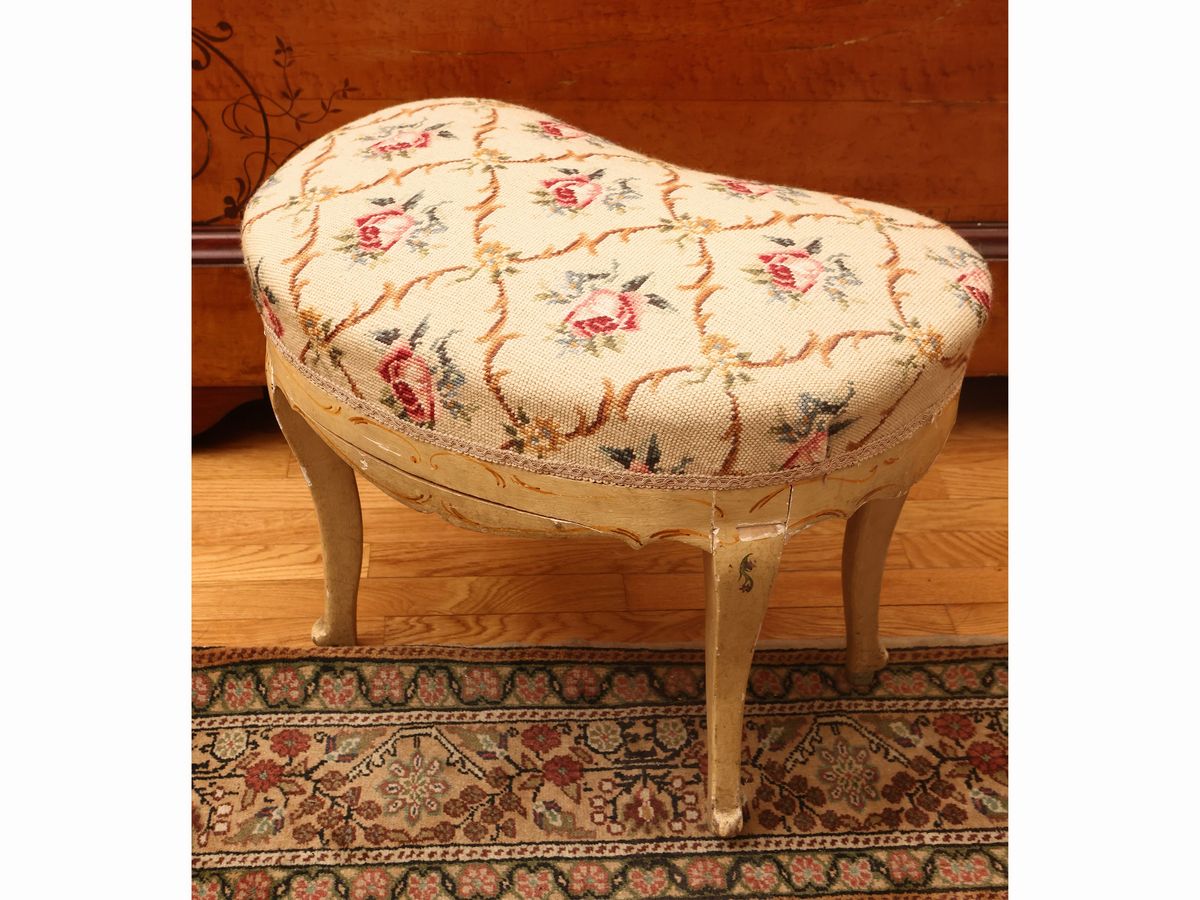 Sgabello in Legno Laccato Color Crema