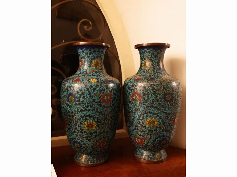 Coppia di Vasi a Balaustro in Metallo e Smalti Cloisonné