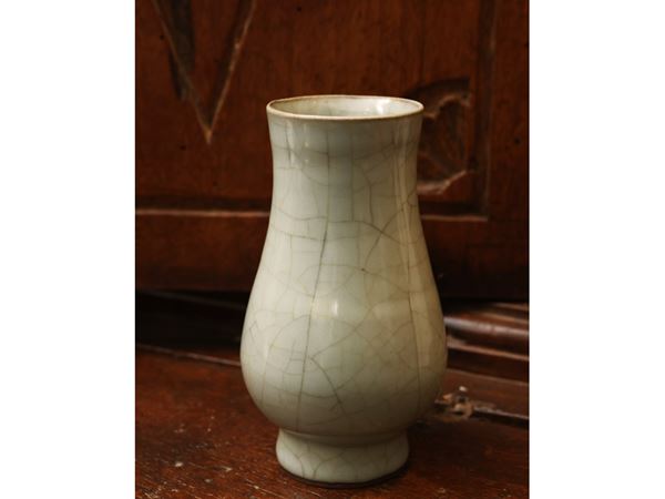 Small ceramic vase with Guan-type Céladon glaze