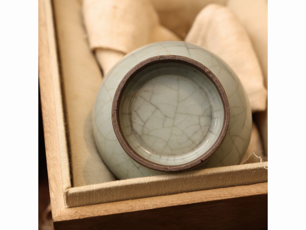 Piccolo Vaso in Ceramica con Invetriatura Céladon di Tipo Guan