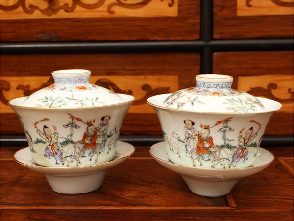Pair of porcelain bowls with polychrome enamel decoration