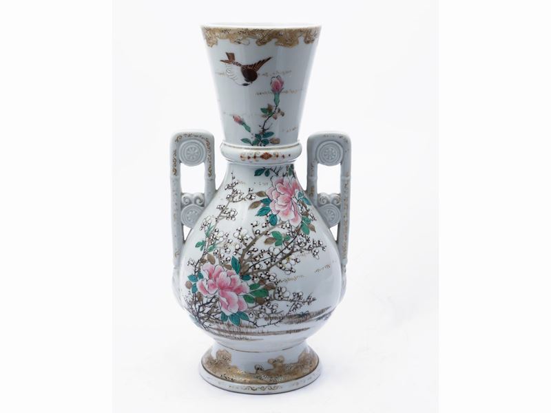 Vaso in Porcellana con Decoro a Smalti Policromi e Oro