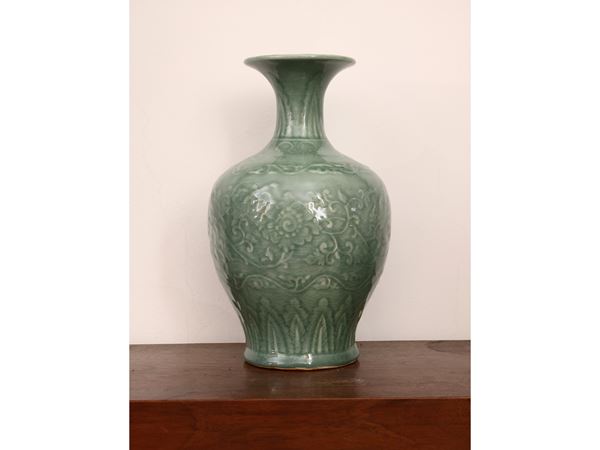 Porcelain vase with Céladon glaze