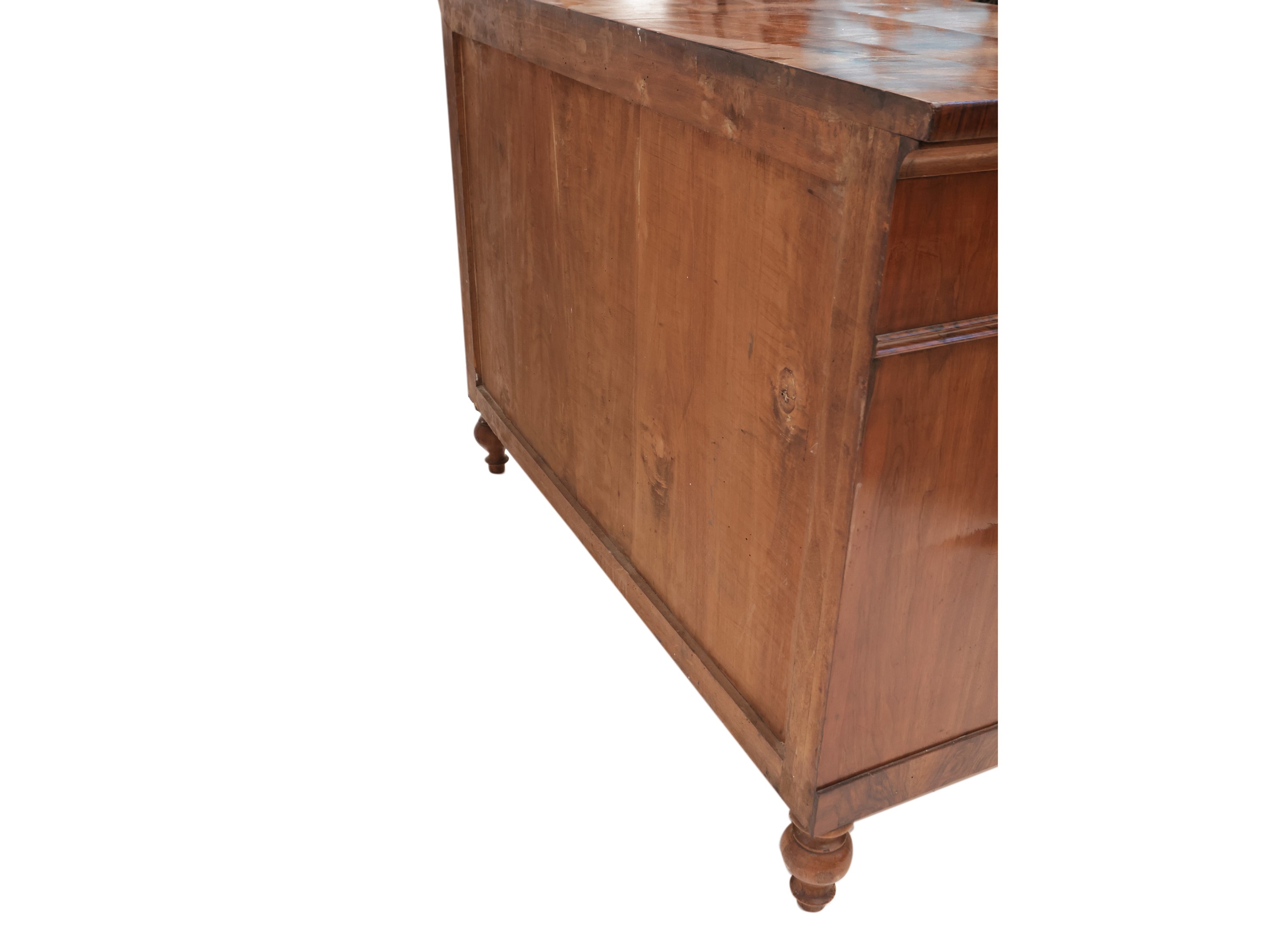 Cassettone impiallacciato in noce e piuma di noce