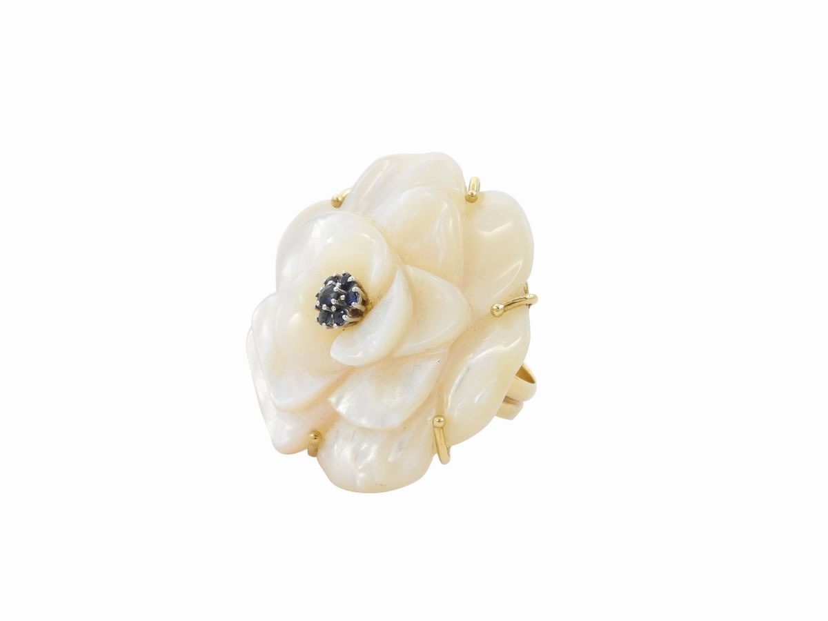 Anello in Oro Giallo con Zaffiri e Madreperla