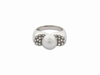 Anello in Oro Bianco con Diamanti e Perla Coltivata