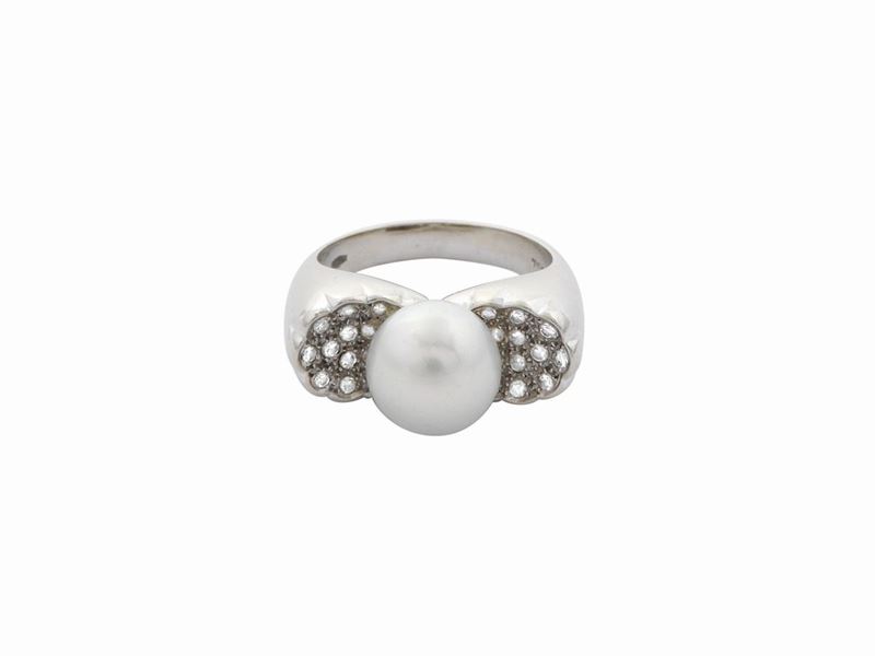 Anello in Oro Bianco con Diamanti e Perla Coltivata