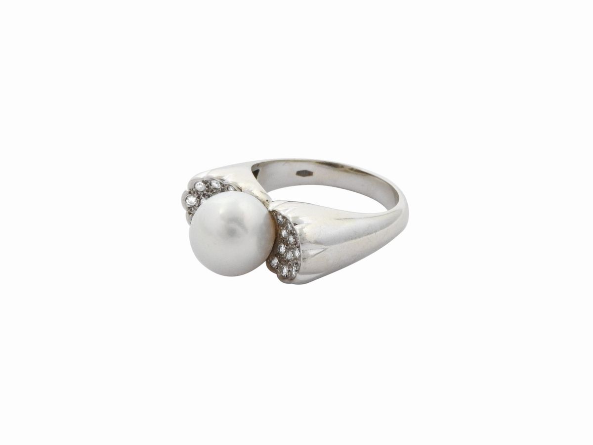 Anello in Oro Bianco con Diamanti e Perla Coltivata
