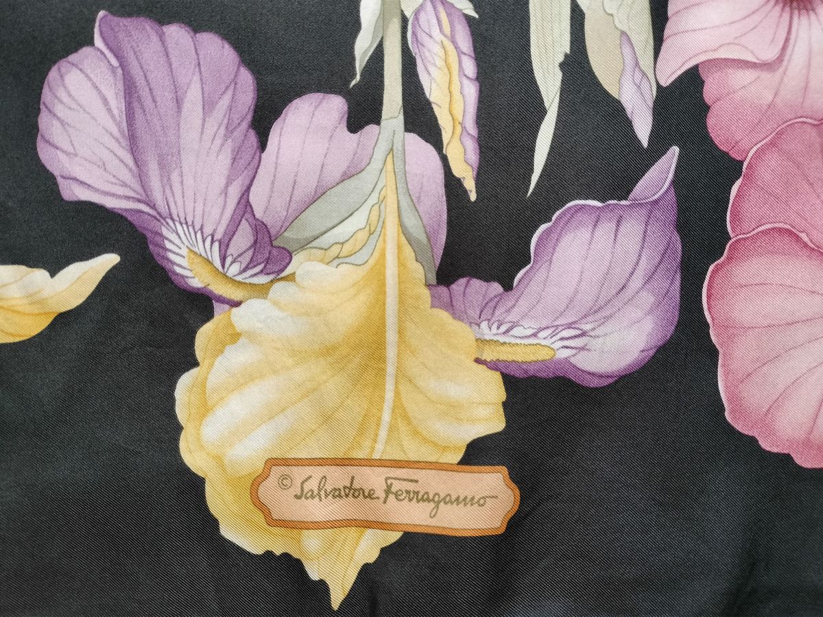 Salvatore Ferragamo, Foulard in Seta