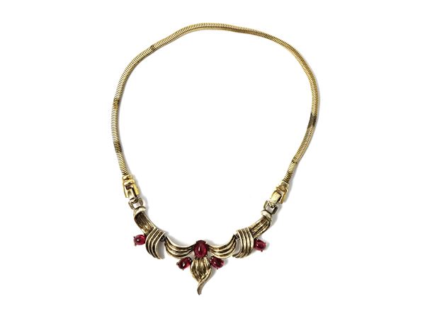 Semi-rigid necklace with central festoon motif