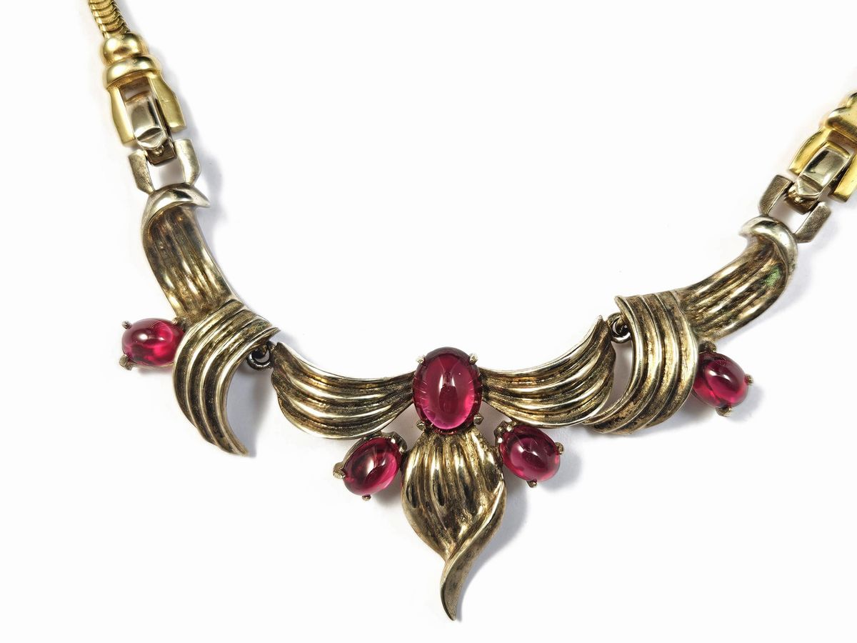 Collana Semirigida con Motivo Centrale a Festoni