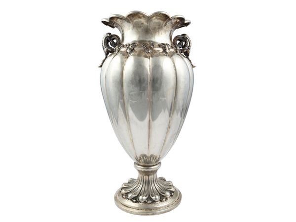 Silver vase, Milan, 1930s  - Auction A florentine house. Between tradition and modernity Silvers - I - - Maison Bibelot - Casa d'Aste Firenze - Milano