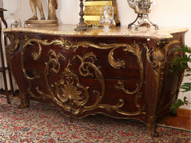 Grande Cassettone in Quercia Scurita e Bronzi Dorati