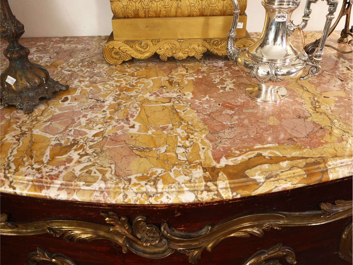 Grande Cassettone in Quercia Scurita e Bronzi Dorati