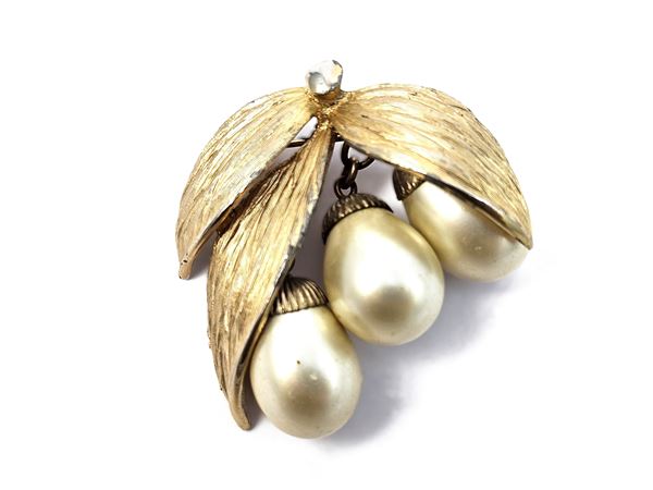 Brooch with a cluster of simulated pearls