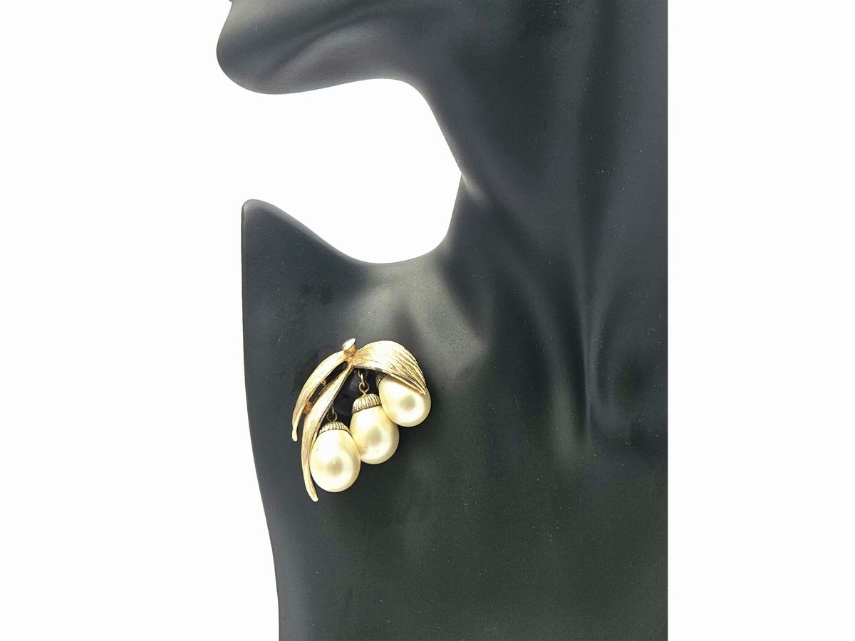 Spilla con Grappolo di Perle Simulate