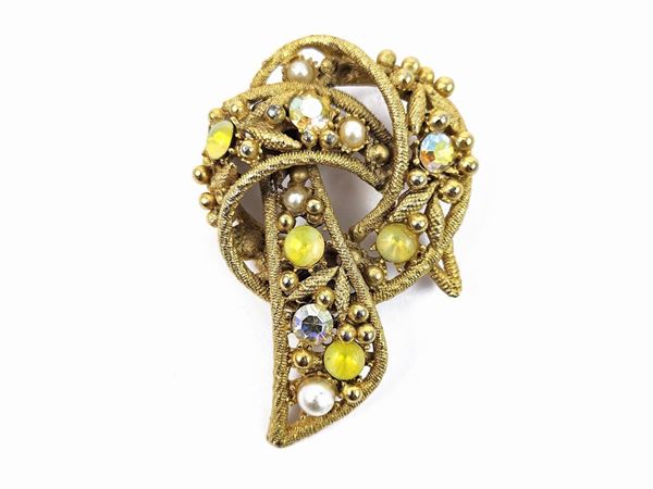 Knot-shaped brooch