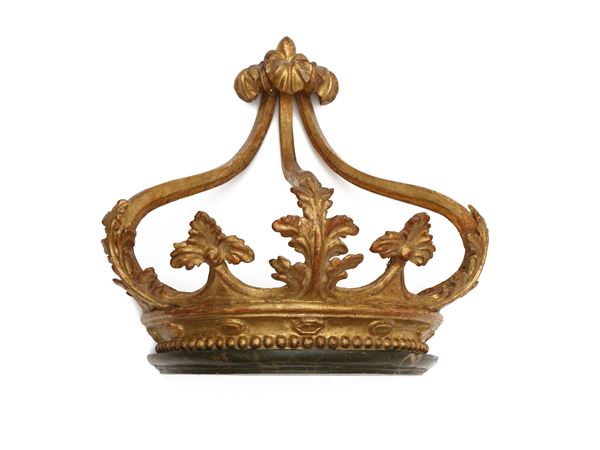 Corona da baldacchino in legno intagliato e dorato