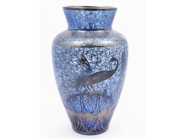 Vaso in vetro blu con decorazione in argento