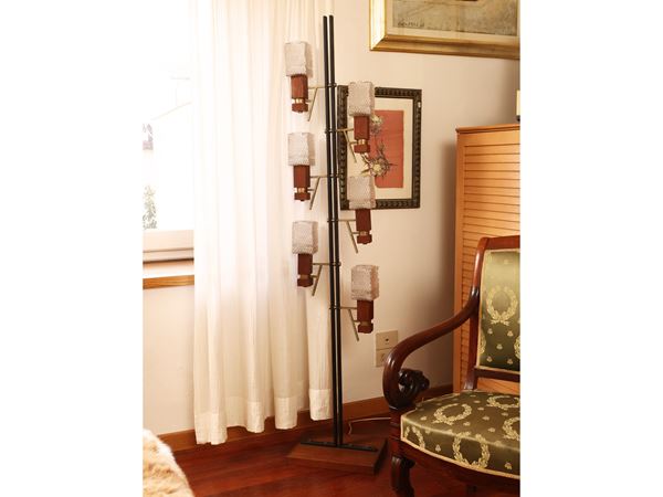 Floor lamp in black lacquered metal and brass  (Sixties)  - Auction A florentine house. Between tradition and modernity Modern and contemporary art Collection of modern paintings and Design - II - - Maison Bibelot - Casa d'Aste Firenze - Milano
