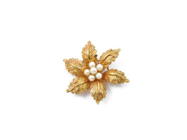 Yellow gold brooch with cultured pearls