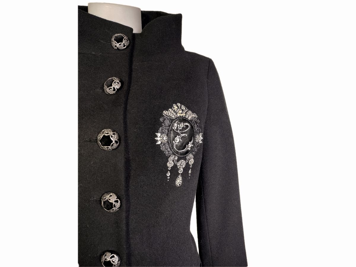 Emmanuel Schvili, Cappotto Nero