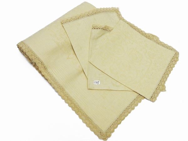 Tablecloth in cream-colored linen and cotton blend damask fabric  (House of Valtellina)  - Auction A florentine house. Between tradition and modernity Collection, paintings and furnishing - III - - Maison Bibelot - Casa d'Aste Firenze - Milano