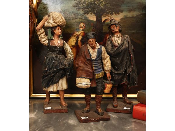Tre personaggi da presepe in cartapesta dipinta